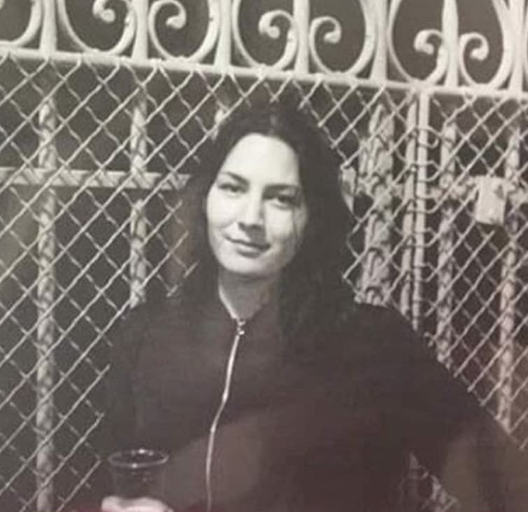 女性胸骨下漂亮的装饰纹身图案来自泽利娜