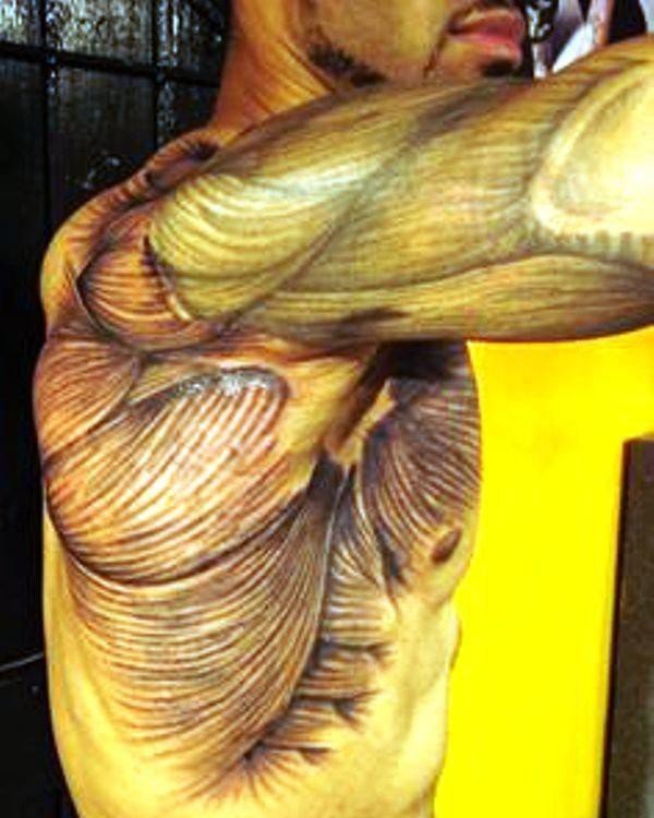 男性血腥的肌肉外露纹身图案