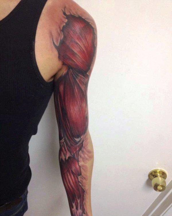 男性血腥的肌肉外露纹身图案