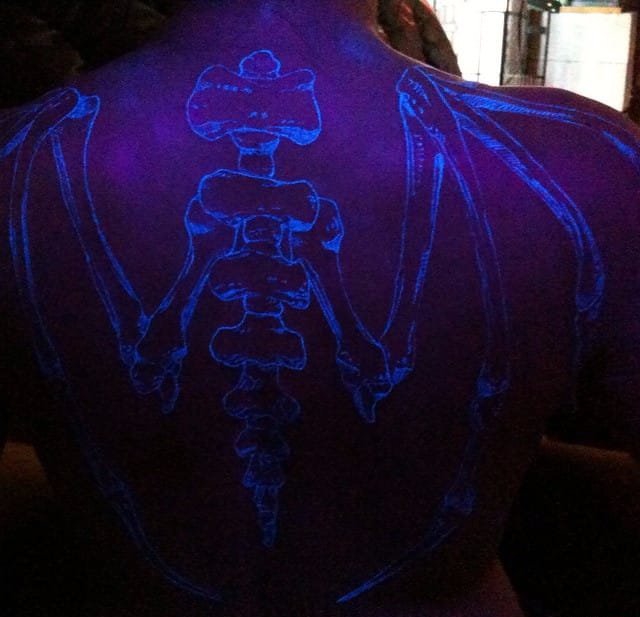 背部大脊椎骨架隐形纹身图案