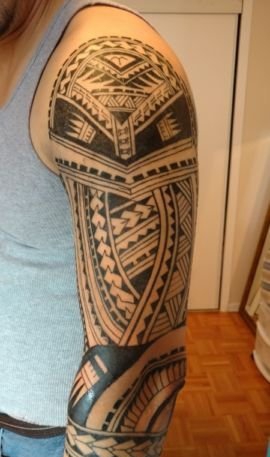 男子左手花臂部落图腾纹身图案