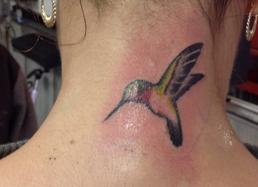 美女身上漂亮的水彩蜂鸟纹身图案