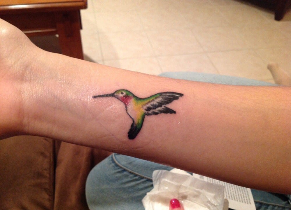 美女身上漂亮的水彩蜂鸟纹身图案