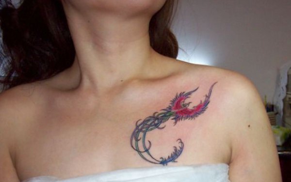 女性锁骨上漂亮的纹身图案
