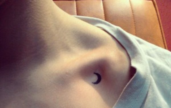 女性锁骨上漂亮的纹身图案