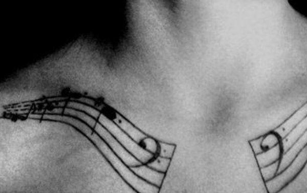 女性锁骨上漂亮的纹身图案