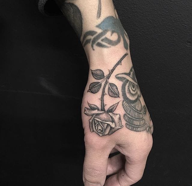 漂亮的黑色带刺玫瑰花纹身图案