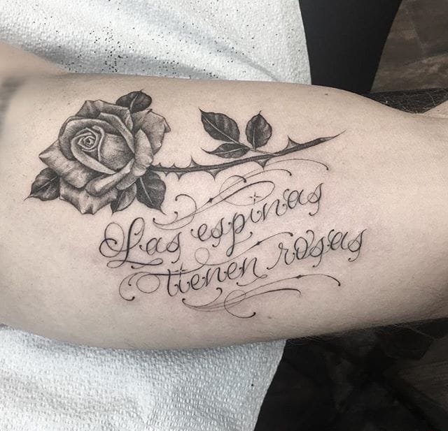 漂亮的黑色带刺玫瑰花纹身图案