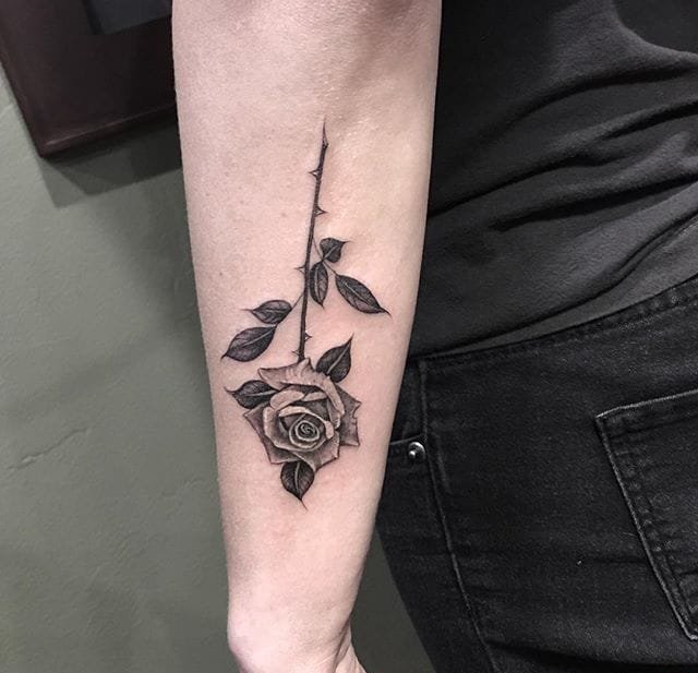 漂亮的黑色带刺玫瑰花纹身图案