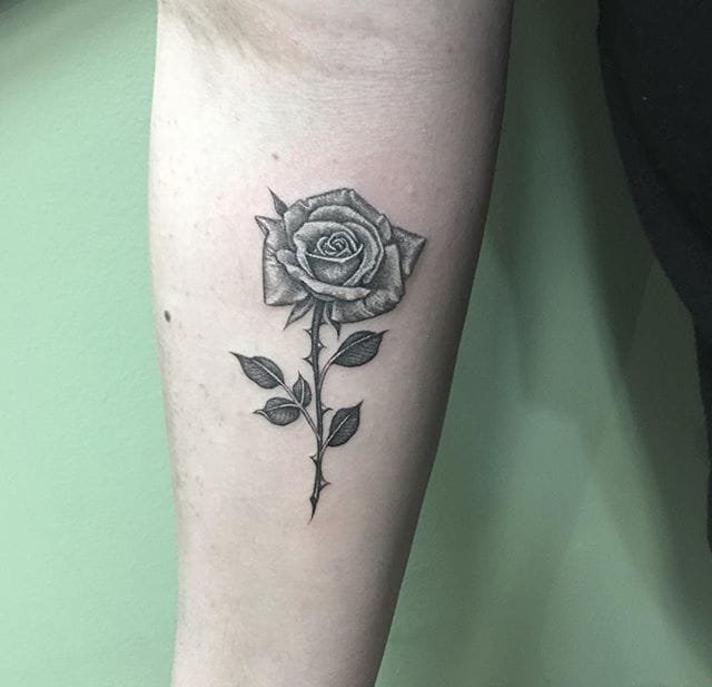 漂亮的黑色带刺玫瑰花纹身图案