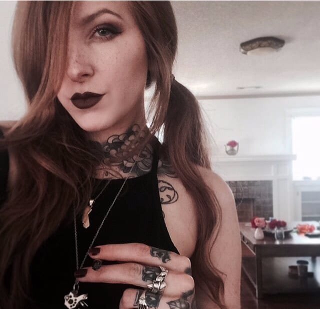 漂亮的黑色带刺玫瑰花纹身图案