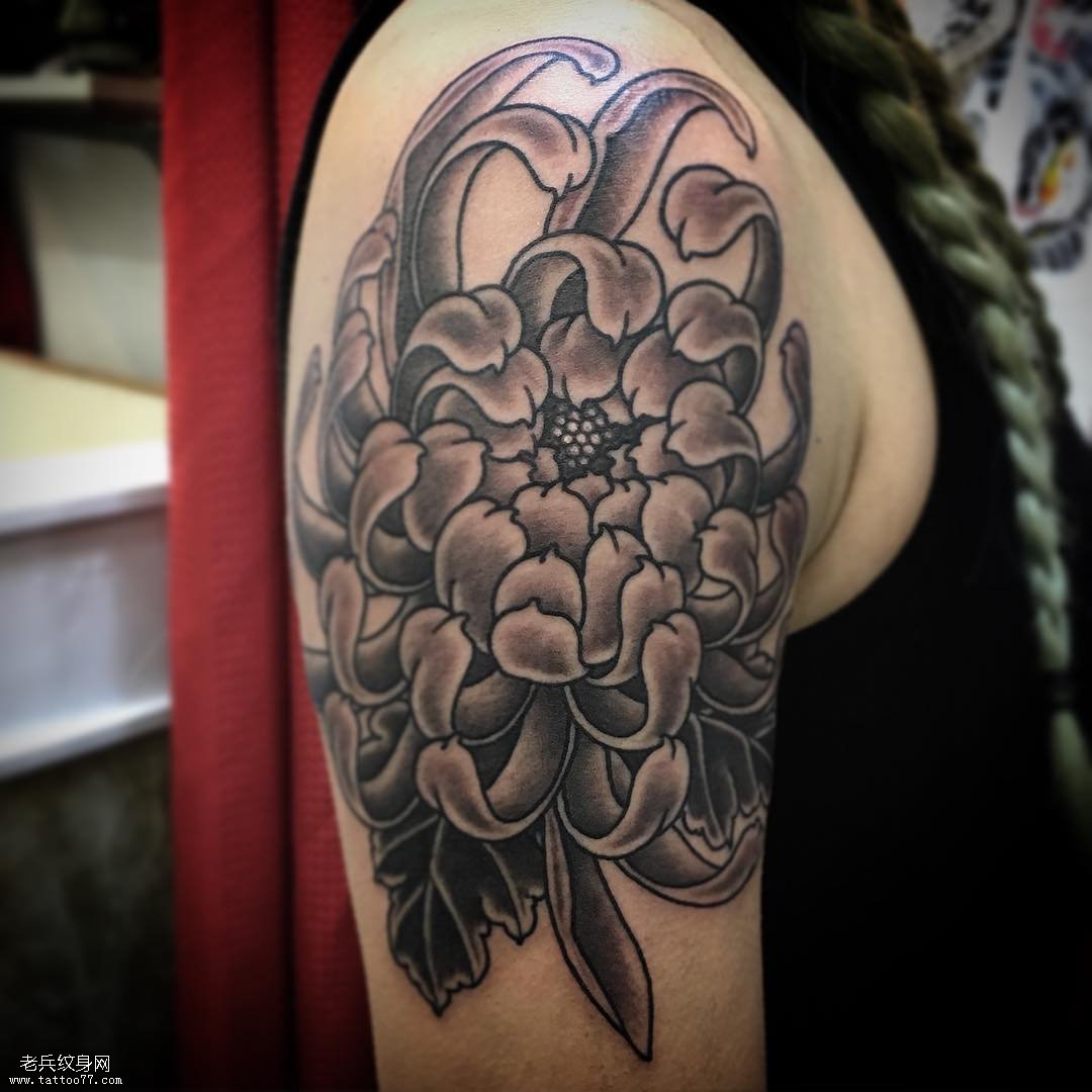 大臂菊花纹身图案