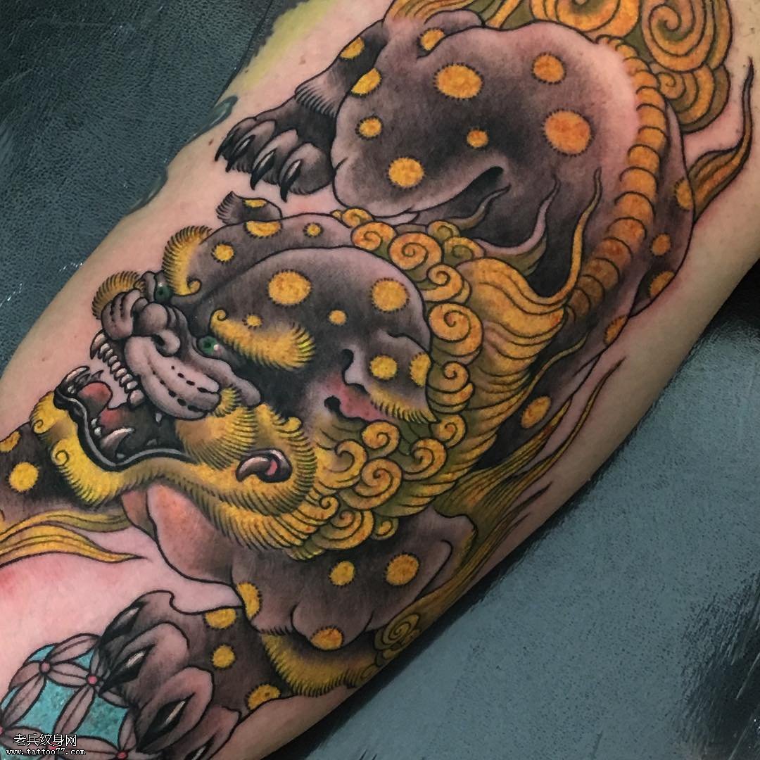 大臂唐狮纹身图案