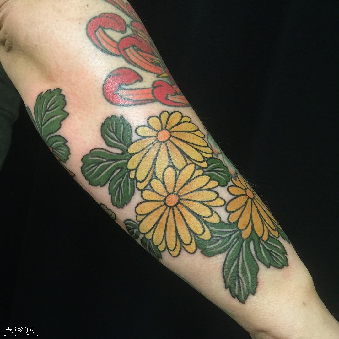 小臂菊花纹身图案