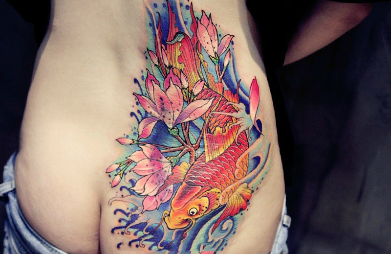 鱼入花海,臀部鲤鱼花蕊彩绘纹身