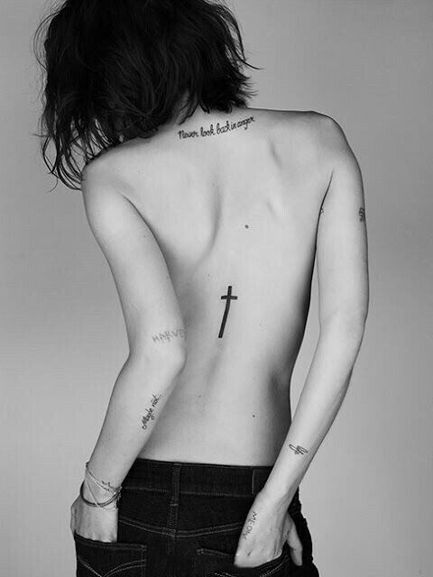 后背性感的十字架和英文刺青
