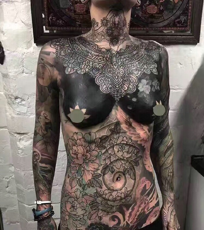 霸气女士满身纹身刺青相当重口味