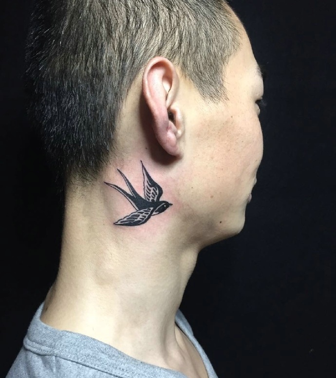 飞在男士耳边上的一只小鸟纹身图案