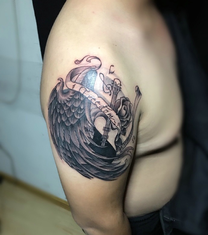 阳光男士大臂另类图腾纹身图案