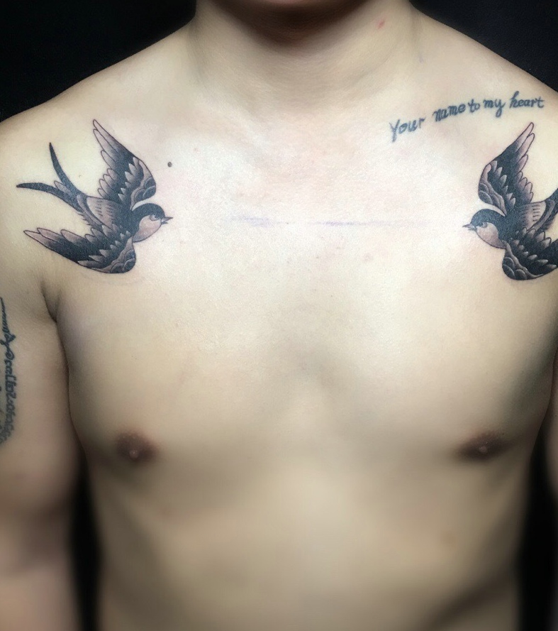 落在男士锁骨两边的小鸟纹身图案