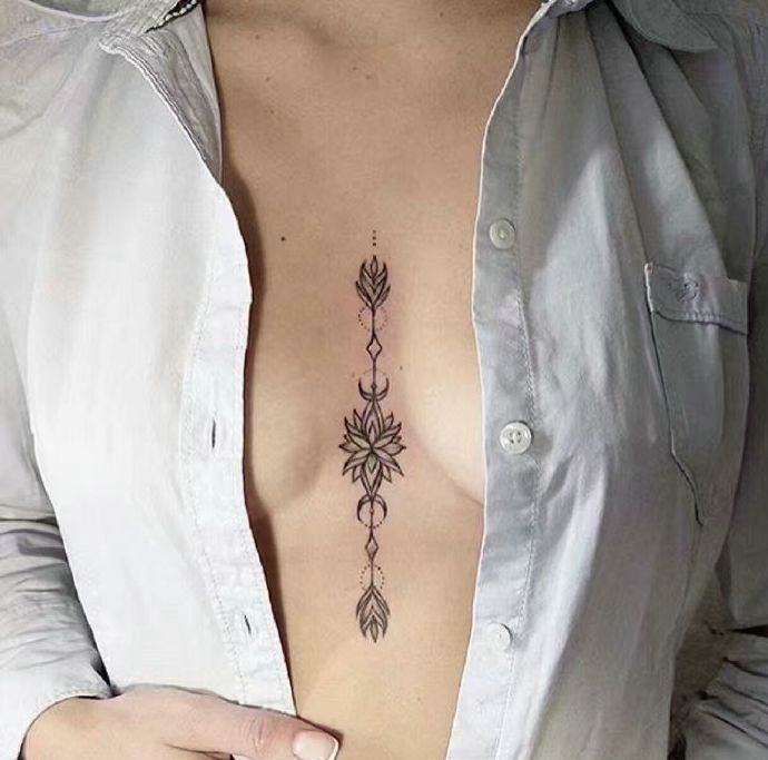 性感美女胸前有着诱人的纹身图案