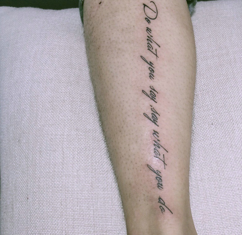 小腿处时尚清新英文纹身图案