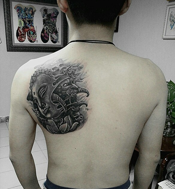 佛像与机械混合的后背纹身图案