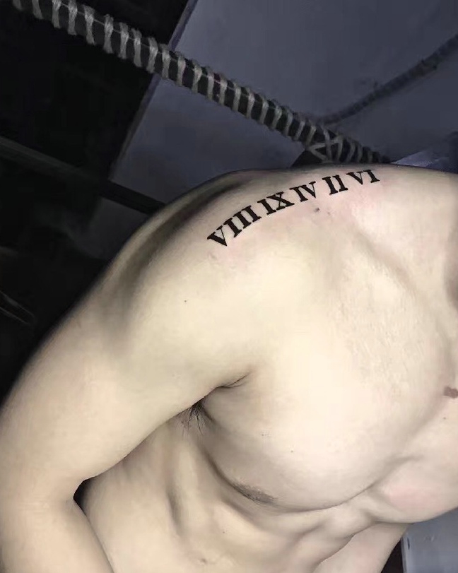 处在男士肩膀上的时尚罗马数字纹身图案