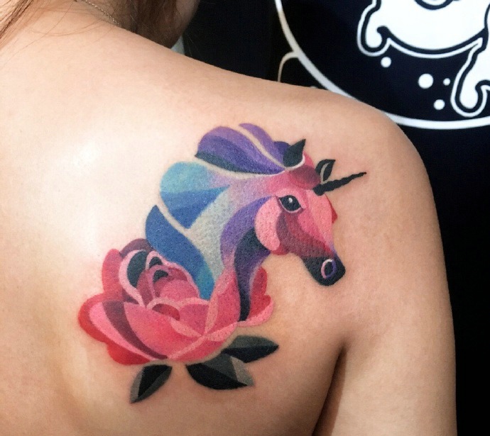 后背水彩莲花与马混合的纹身图案