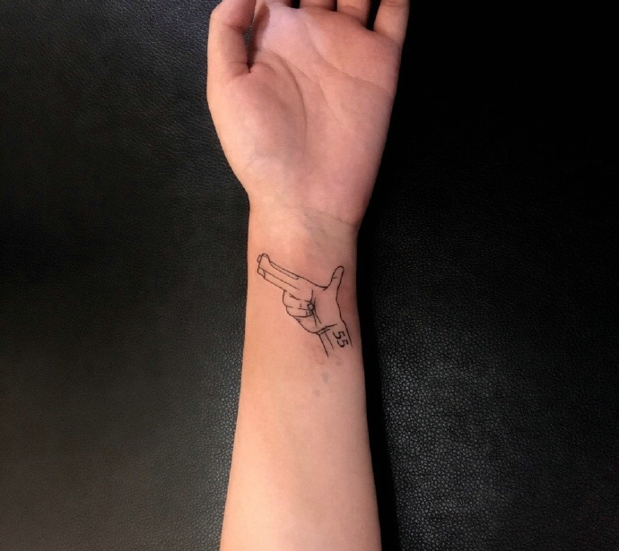 手腕一只简单的水枪纹身图案