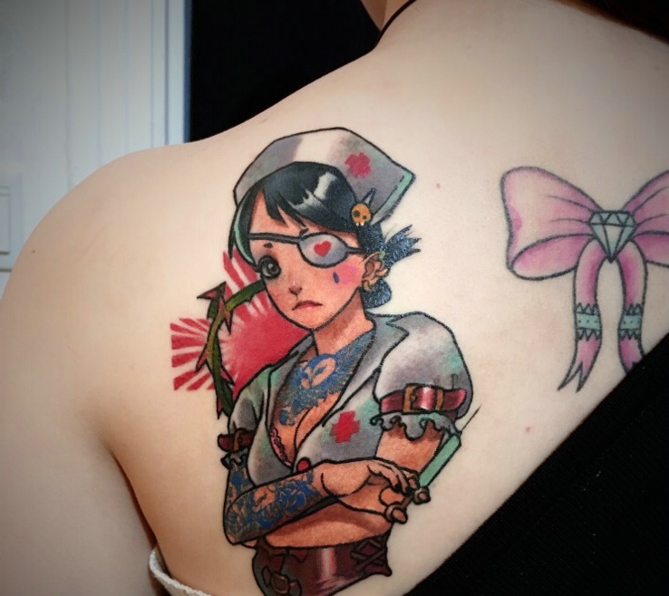 后背一枚独眼护士姑娘纹身图案