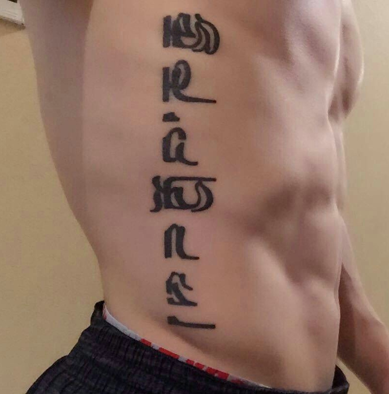 肌肉男士侧腰部个性梵文纹身图案