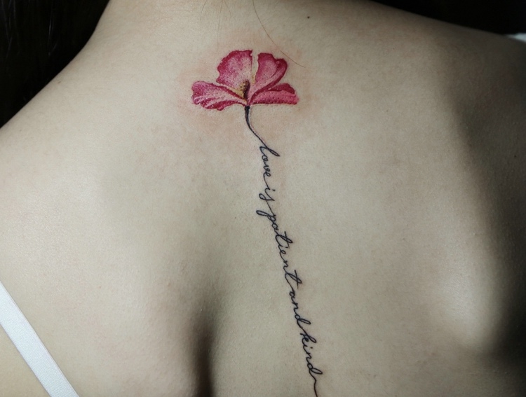 脊椎部英文与小花一起的纹身图片