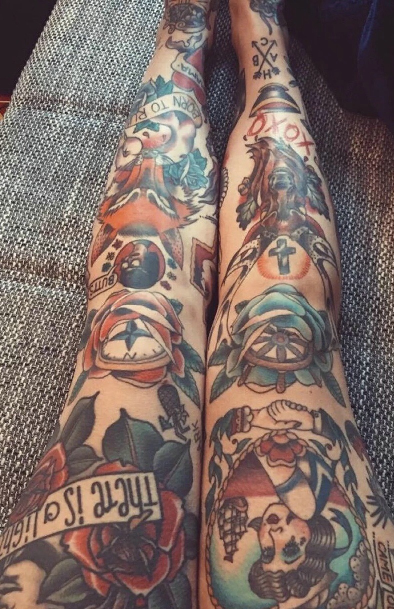 个性女孩双腿部个性纹身图案