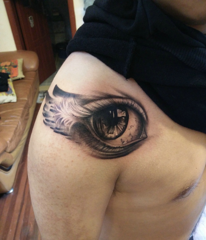 一款非常逼真的3d眼球纹身图案
