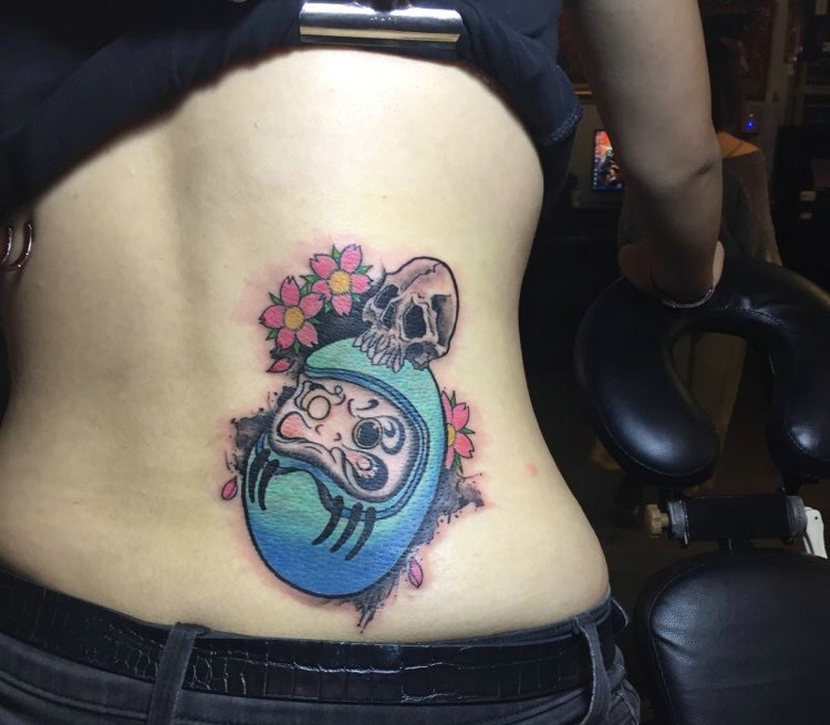 个性另类的后背小骷髅纹身图案