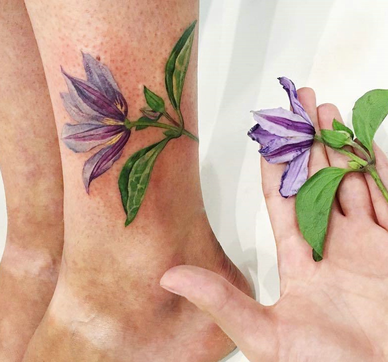 脚背上的美丽花朵纹身图案很逼真