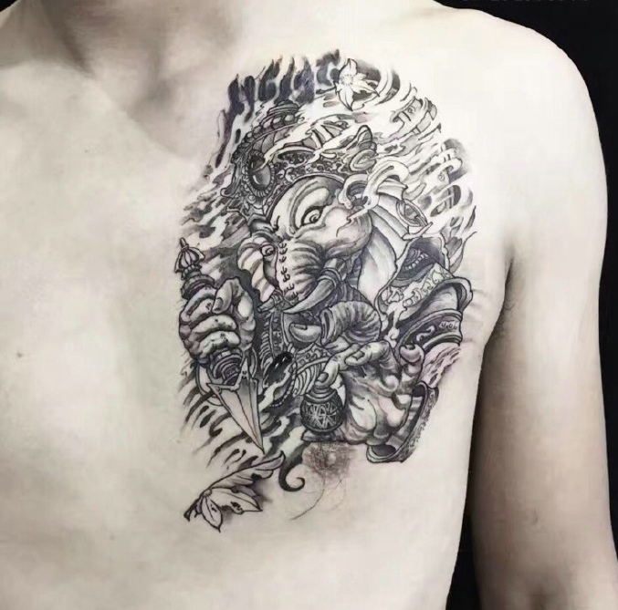 胸前一小部分黑白小象神纹身图案