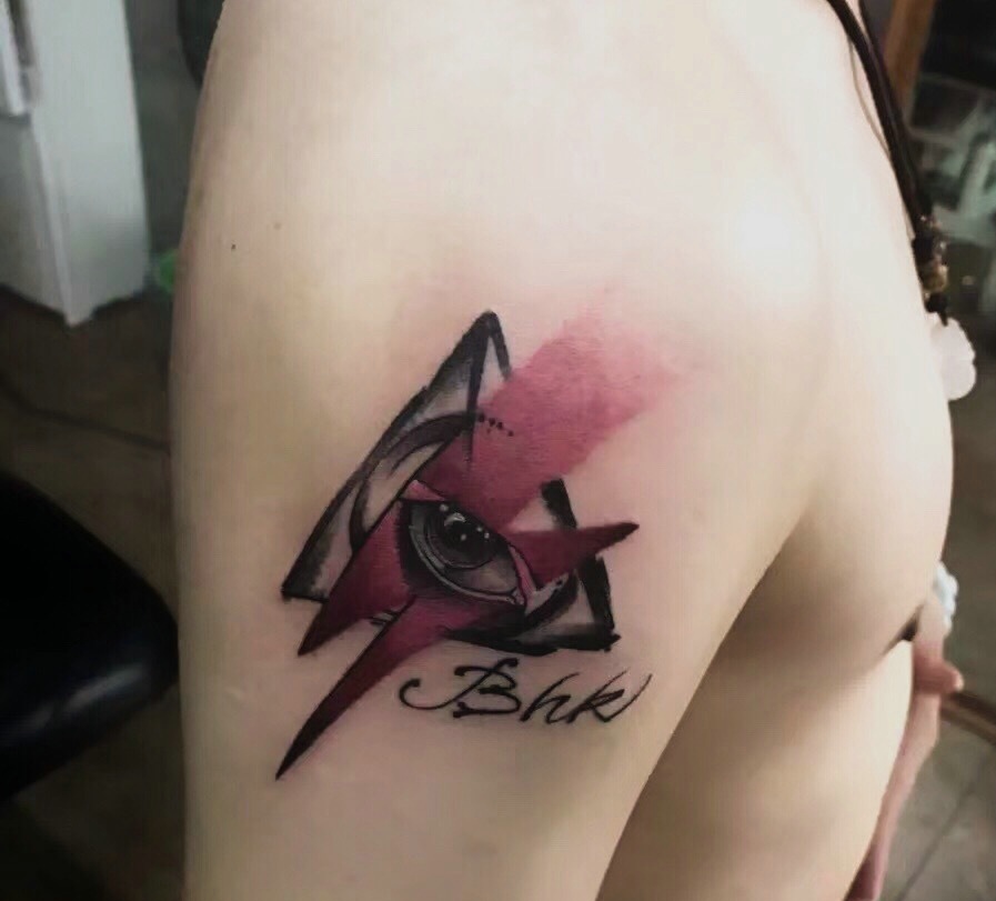 手臂几何眼球纹身图案个性十足