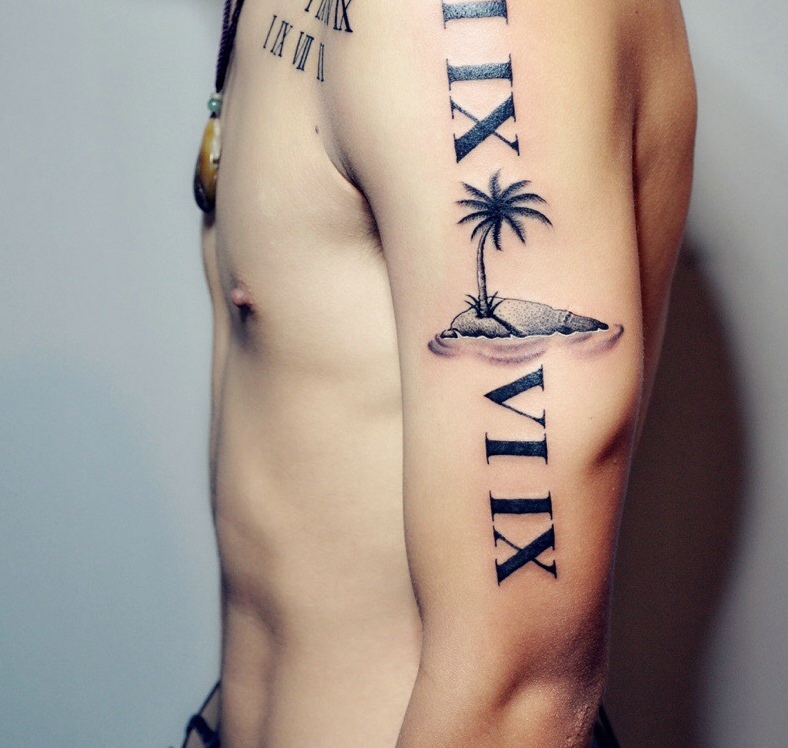 侧腰部非常清晰的罗马数字纹身图案