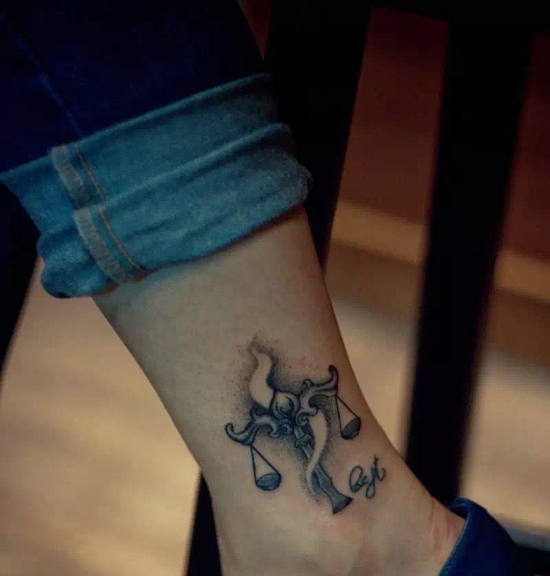 裸脚上的天枰称纹身图案简单低调