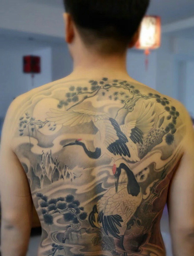 满背好看的天鹅纹身图案很精美