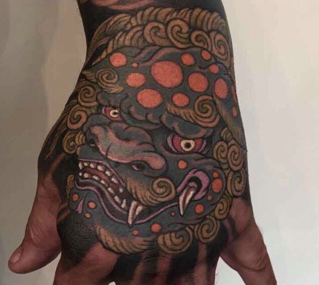 一组花手背纹身图案高调抢眼