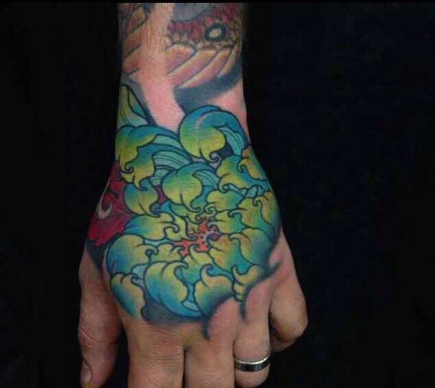 一组花手背纹身图案高调抢眼