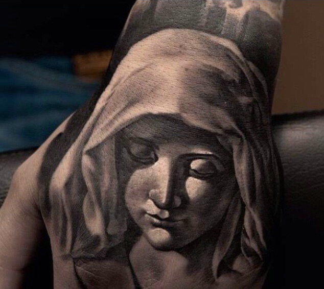 一组花手背纹身图案高调抢眼