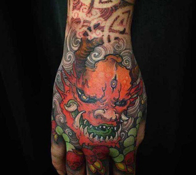 一组花手背纹身图案高调抢眼