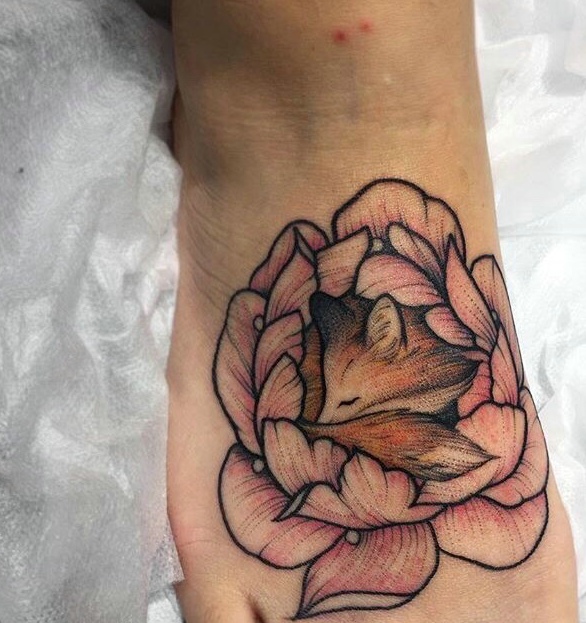 隐藏在花瓣中的小狐狸脚背纹身图案