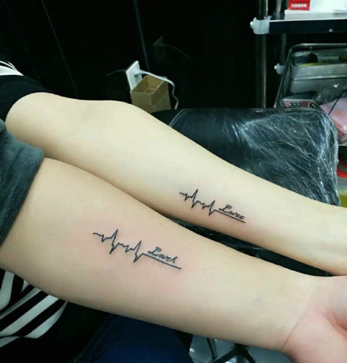 一款适合情侣的手臂心电图纹身图片缩略频道推荐图