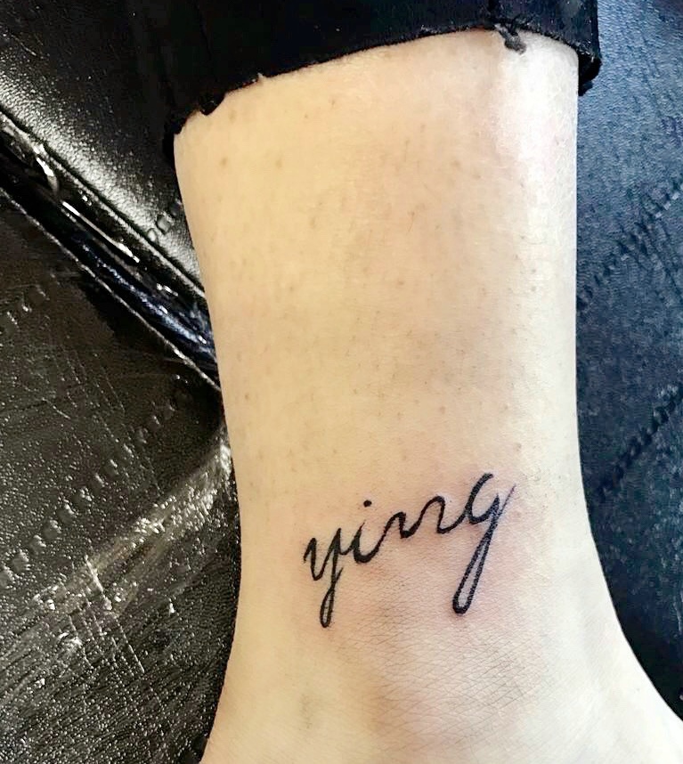 裸脚上的简单小英文纹身图案