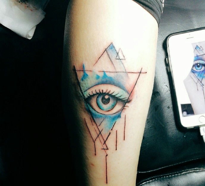 3d几何眼球手臂纹身图案很逼真